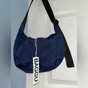 FOR SALE AND UFT! NWT BAGGU Medium Nylon Crescent Bag - Navy